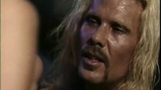 Retro pornó termetes fasszal Susana Spears és Dallas D'Amour főszereplésével az eredeti HD gyűjteményben