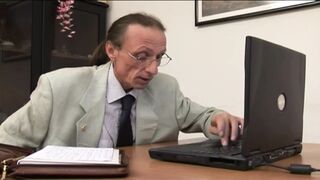 Kéjnő MILF titkárnő leszopja ki a mocskos főnökét
