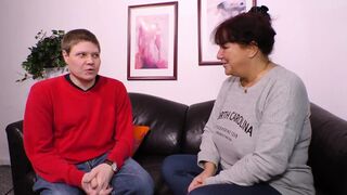 Vörös hajú milf gigászi mellekkel leszopja a rúdat és hagyja hogy keményen megdugják