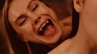 Világos Szőke Vámpír Nancy Ace Uralja Matty Milát a Vampired Csatornán - Csinos Lezbi Jelenet Vörös Harapásokkal