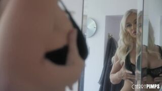 Gigászi Csöcsű Világos Szőke Milf Mélytorok Akcióban a Cherry Pimps Csatornán
